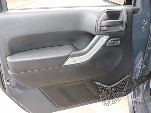 Used 2016 Jeep Wrangler Unlimited Rubicon w/ Connectivity Group image 18