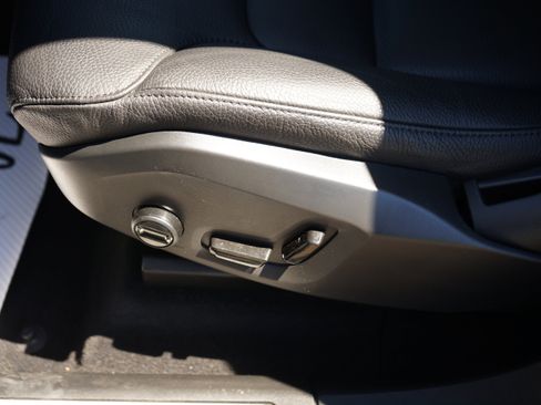 Used 2022 Volvo XC60 B5 Momentum image 18