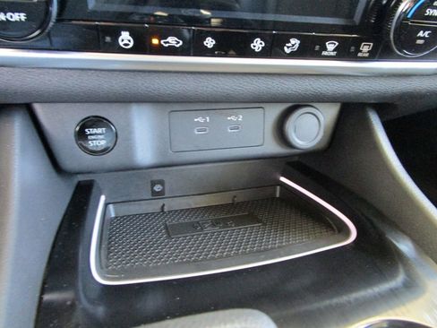 Used 2025 Nissan Rogue SL AWD/4WD image 40