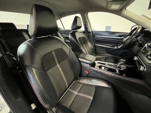 Used 2024 Nissan Altima 2.5 SR FWD image 9