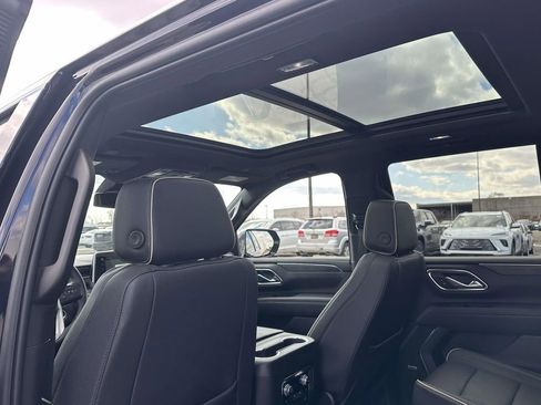 Used 2023 GMC Yukon SLT w/ SLT Premium Package image 18