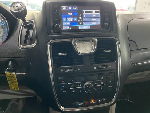 Used 2015 Chrysler Town & Country Touring-L w/ Driver Convenience Group image 34