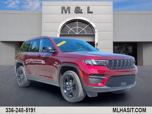 Certified 2025 Jeep Grand Cherokee Altitude AWD/4WD image 1