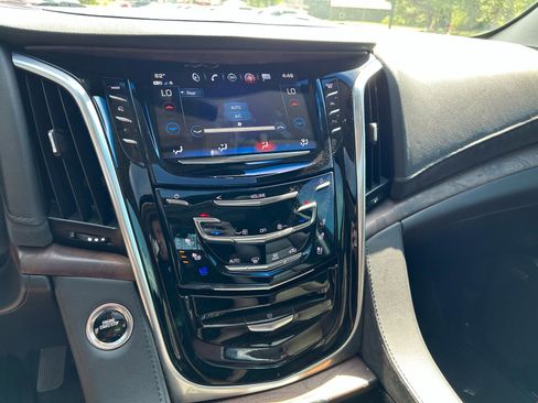 Used 2019 Cadillac Escalade Premium Luxury AWD/4WD image 15