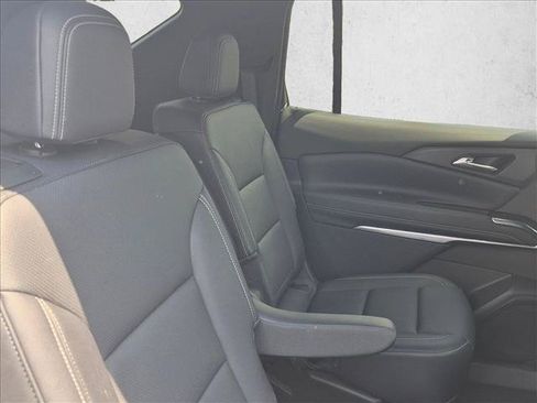 Used 2025 Chevrolet Traverse LT FWD image 13