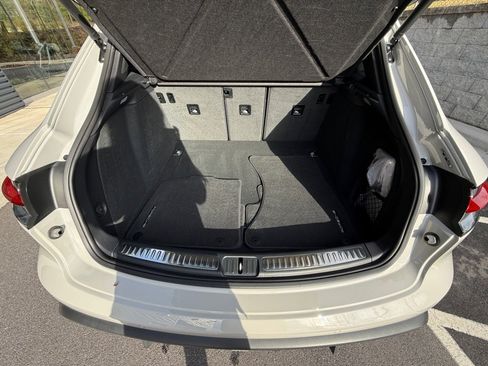 Certified 2025 Porsche Macan image 17