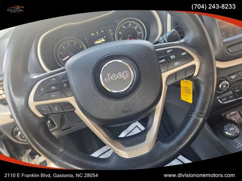 Used 2015 Jeep Cherokee Latitude w/ Cold Weather Group AWD/4WD image 9