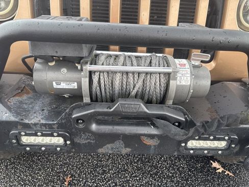 Used 2015 Jeep Wrangler Unlimited Sahara w/ Connectivity Group image 8