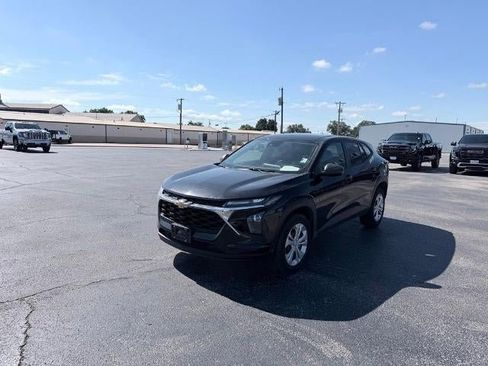 Used 2024 Chevrolet Trax LS FWD image 1