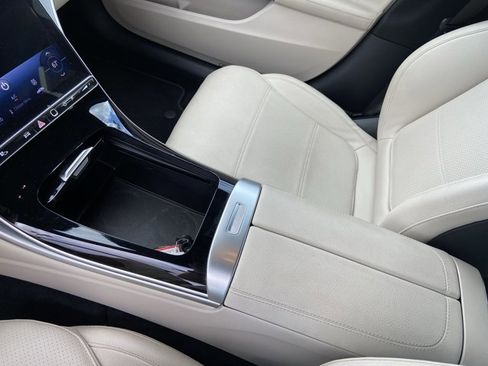 Used 2025 Mercedes-Benz C 300 Sedan image 23