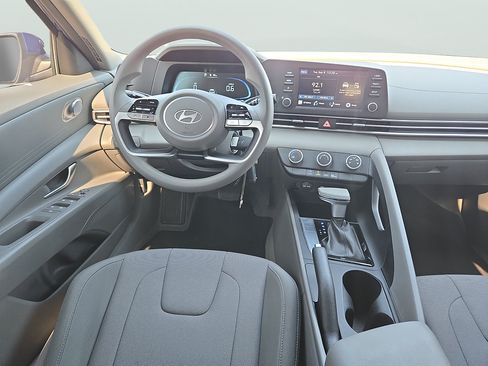 Certified 2024 Hyundai Elantra SE FWD image 10