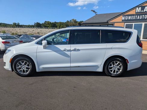 Used 2020 Chrysler Pacifica Touring-L FWD image 3