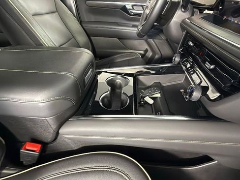 Certified 2025 Chevrolet Suburban Premier image 38