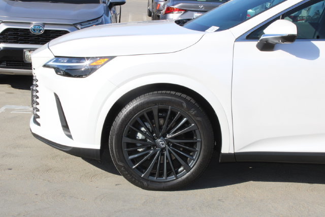 Used 2025 Lexus RX 350 Premium w/ Convenience Package FWD image 4