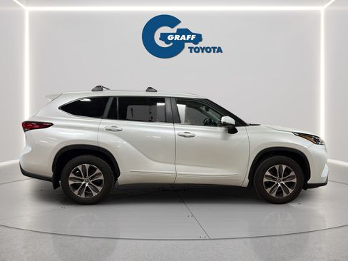 Used 2023 Toyota Highlander XLE AWD/4WD image 6