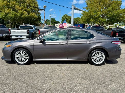 Used 2019 Toyota Camry XLE FWD image 2