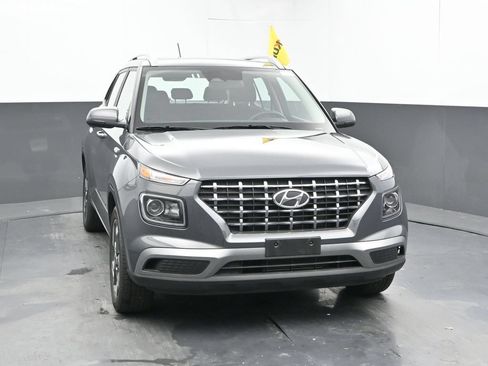 Used 2025 Hyundai Venue SEL FWD image 2