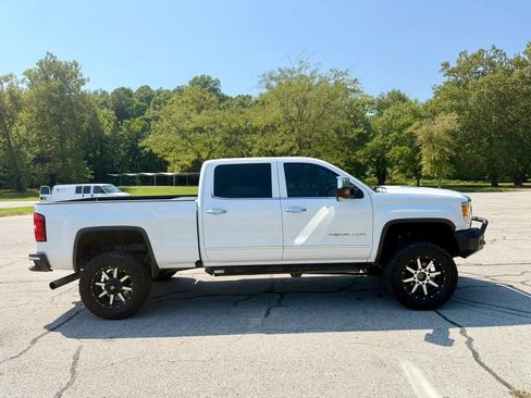 Used 2016 GMC Sierra 2500 Denali w/ Duramax Plus Package AWD/4WD image 4