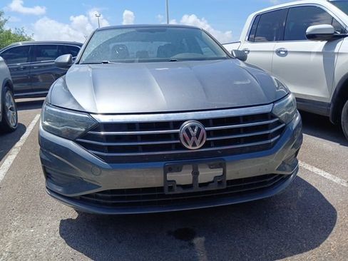 Used 2019 Volkswagen Jetta SE w/ Cold Weather Package FWD image 2