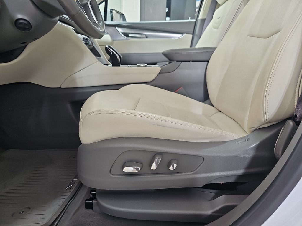Used 2024 Cadillac XT5 Premium Luxury w/ LPO, Floor Liner Package AWD/4WD image 36