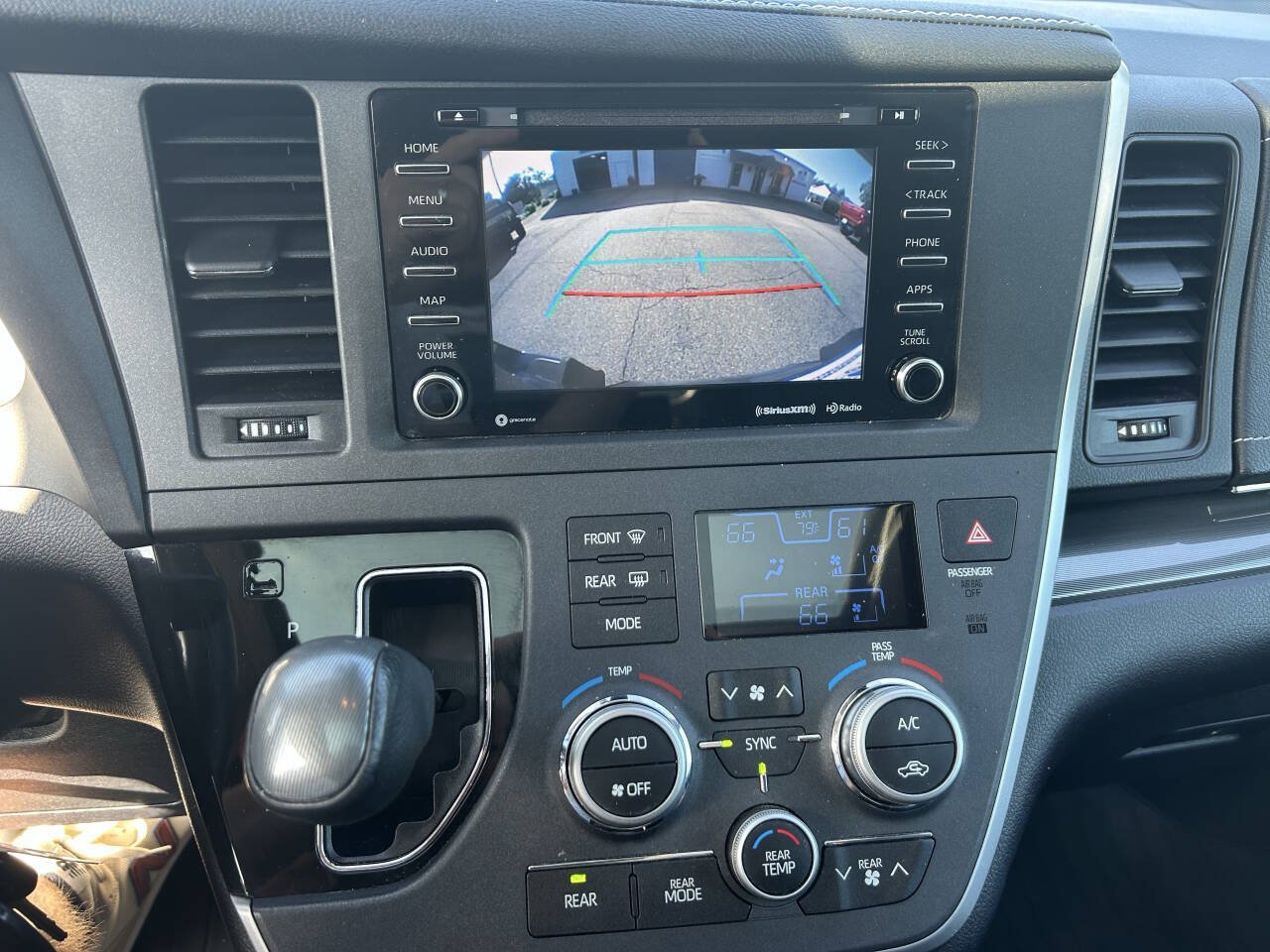 Used 2020 Toyota Sienna SE FWD image 19