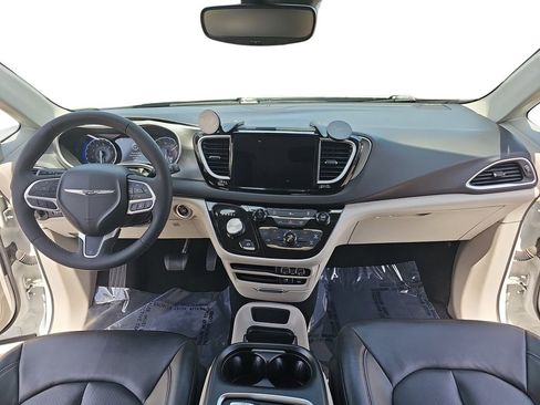 Certified 2022 Chrysler Pacifica Touring-L FWD image 9