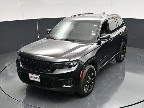 Used 2025 Jeep Grand Cherokee Altitude AWD/4WD image 46