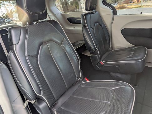 Used 2024 Chrysler Pacifica Limited FWD image 31