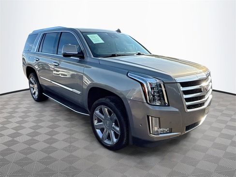 Used 2018 Cadillac Escalade Luxury image 4