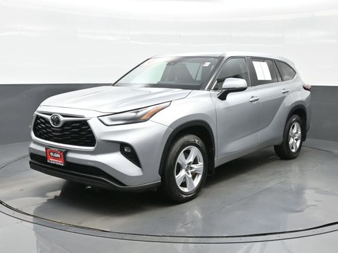 Used 2024 Toyota Highlander LE AWD/4WD image 2