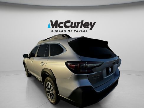 Used 2025 Subaru Outback Premium AWD/4WD image 2