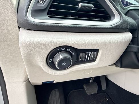Used 2024 Chrysler Pacifica Touring-L FWD image 11