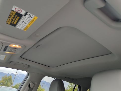 Used 2020 Toyota Highlander XLE AWD/4WD image 18