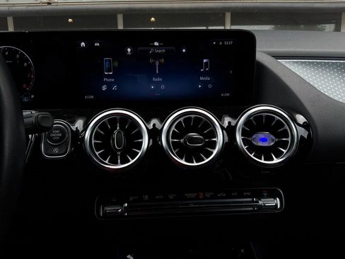 Used 2025 Mercedes-Benz GLA 250 image 28