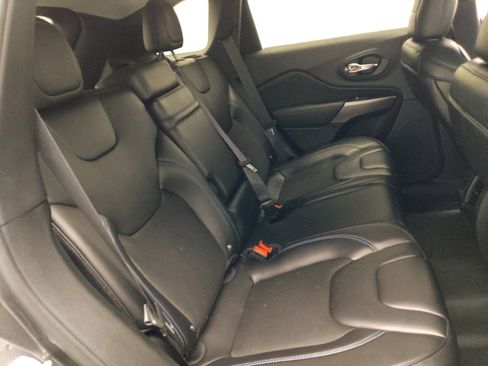 Used 2019 Jeep Cherokee Latitude Plus FWD image 19