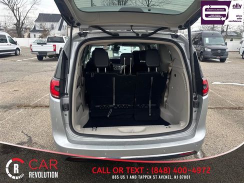 Used 2024 Chrysler Pacifica Touring-L image 6