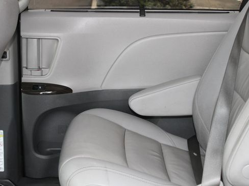 Used 2020 Toyota Sienna XLE w/ XLE Navigation Package image 35