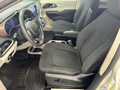 Used 2017 Chrysler Pacifica Touring w/ Tire & Wheel Group image 9