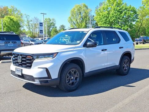 Used 2025 Honda Pilot TrailSport image 3