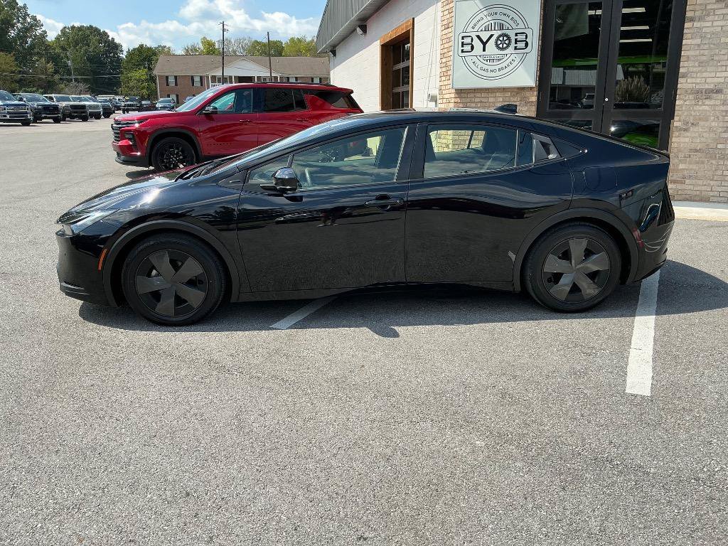 Used 2023 Toyota Prius LE FWD image 2