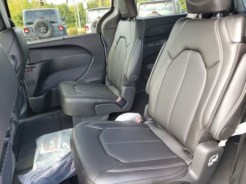 New 2026 Chrysler Pacifica Select image 14