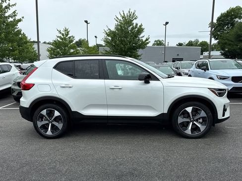 Used 2026 Volvo XC40 B5 Plus AWD/4WD image 3