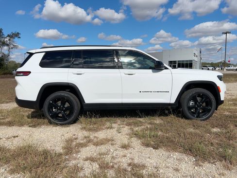 New 2025 Jeep Grand Cherokee L Limited w/ Black Appearance Package AWD/4WD image 6