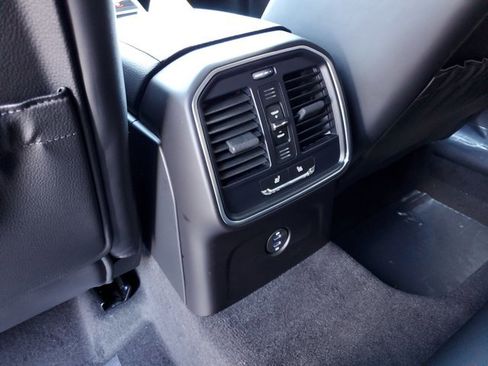 Used 2025 Porsche Macan image 18