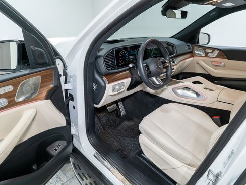Used 2025 Mercedes-Benz GLS 450 4MATIC image 12