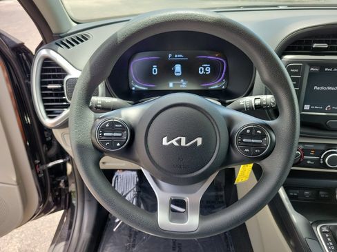 Used 2025 Kia Soul LX w/ LX Technology Package FWD image 26