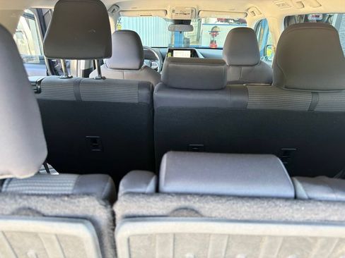 Used 2023 Toyota Highlander L FWD image 12