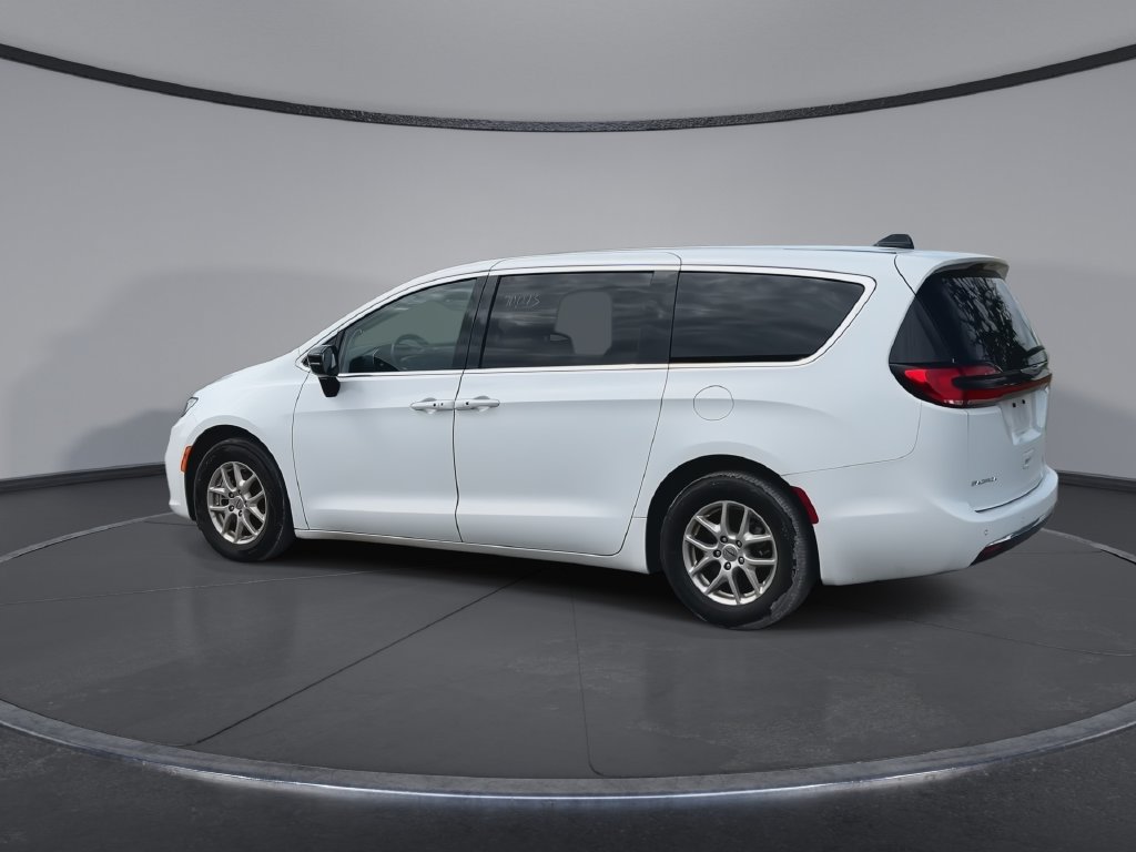 Used 2024 Chrysler Pacifica Touring-L FWD image 6