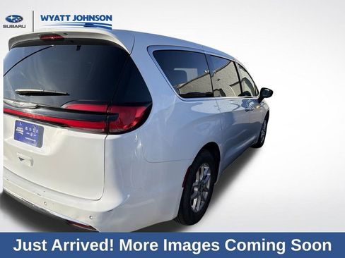 Used 2024 Chrysler Pacifica Touring-L image 10