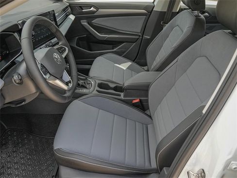 Certified 2025 Volkswagen Jetta SE image 9